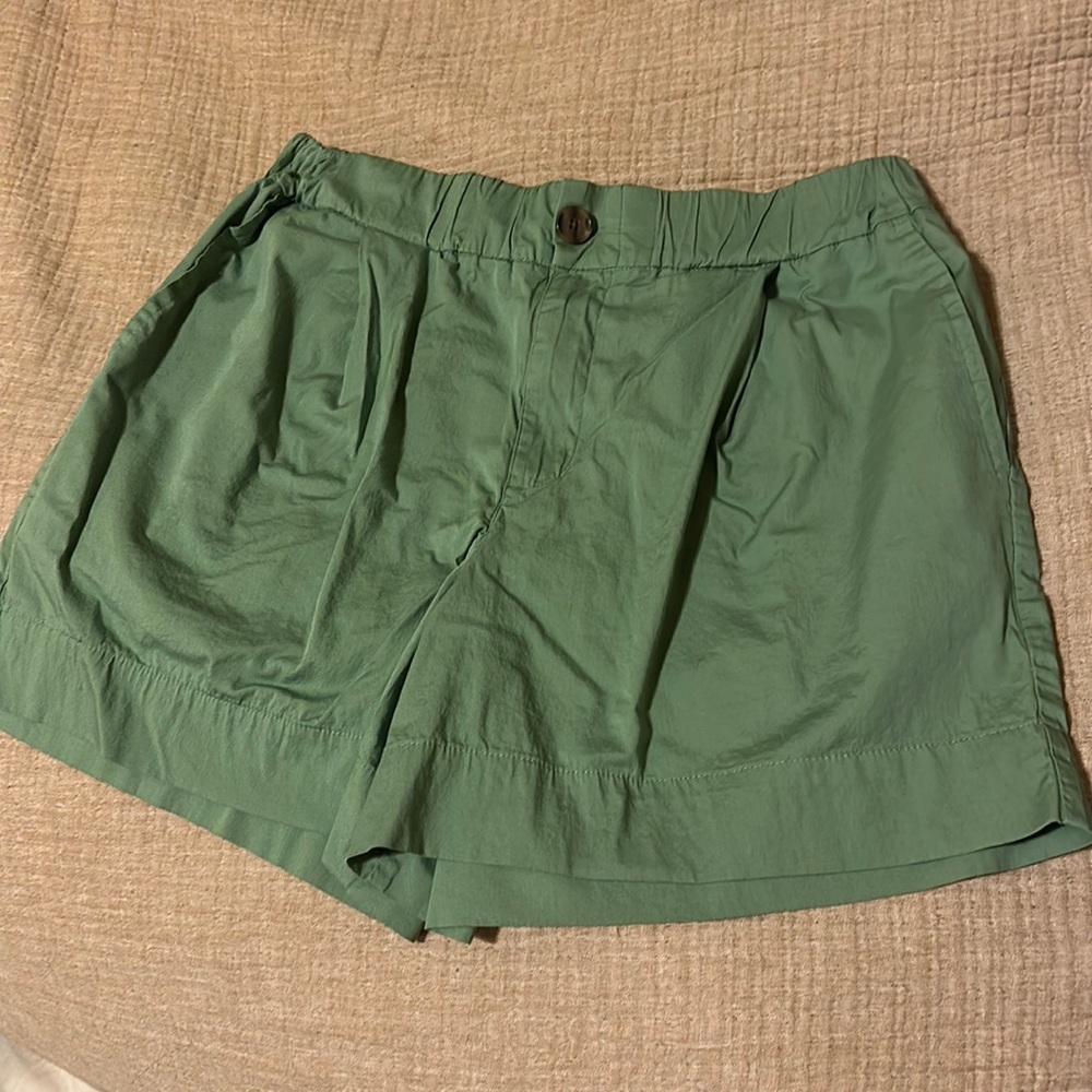 Green elastic waist pleated shorts. Mid length w/pockets